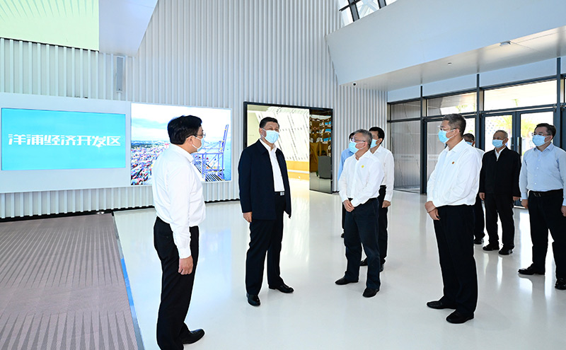 4月10日至13日，，，，中共中央总书记、国家主席、中央军委主席习近平在海南考察。。。这是12日上午，，，，习近平在洋浦经济开发区考察。。。新华社记者 李学仁 摄