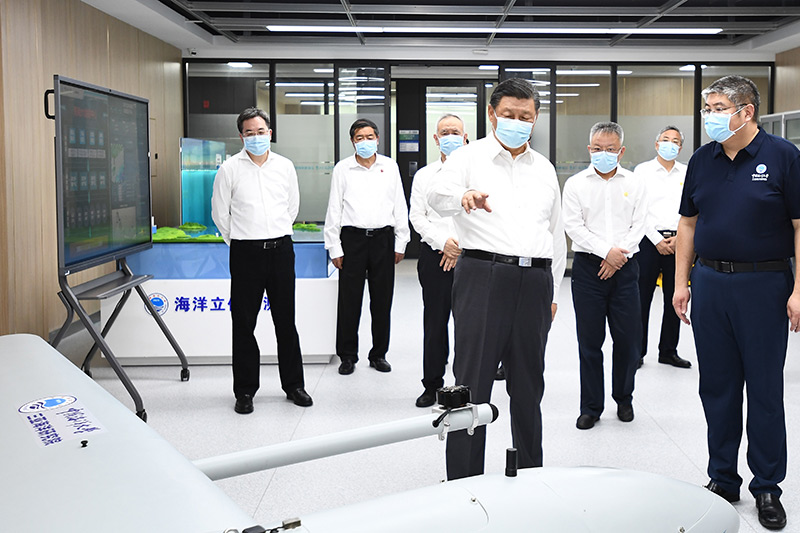 4月10日至13日，，，，中共中央总书记、国家主席、中央军委主席习近平在海南考察。。。这是10日下昼，，，，习近平在中国海洋大学三亚海洋研究院考察。。。新华社记者 燕雁 摄